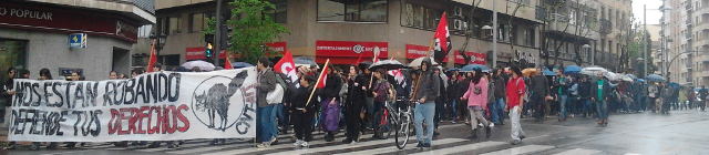 La Huelga de Enseñanza en directo  2013-05-09 20.41.53  [Actualizado a las 22.00] Una multitudinaria manifestación a recorrido las calles en un recorrido desastroso. Las Organizaciones sindicales CCOO y UGT han encabezado la manifestación, que ha contado con la participación de la Marea Verde, STE, UJCE, PCE, Izquierda Unida… CNT-AIT se ha situado en la manifestación sin poder convocar un bloque propio a la cola por el caos producido en la Plaza Mayor debido a las casetas de la Feria del Libro. La manifestación ha callejeado de la Plaza Mayor hacia la Gran Vía, a la altura de la sede de los sindicatos y la patronal, para subir por la Gran Vía hasta la Subdelegación del Gobierno. Con este acto, CNT da por cerrada la jornada de Huelga de Enseñanza.  manifestacion-enseñanza-9-mayo  [Actualizado a las 15.00] Unas mil personas han respaldado la manifestación convocada por CNT-AIT, con salida en la Plaza Mayor y llegada en la Plaza de la Constitución. Durante el recorrido se han coreado consignas contra los recortes en educación, contra la intervención en la enseñanza de empresarios, partidos políticos y profesionales del sindicalismo; del mismo modo se ha puesto en evidencia la ausencia de las Organizaciones sindicales CCOO y UGT; así como se ha llamado a la Organización y a la constancia para frenar la política de recortes, así como comenzar a elaborar un mecanismo educativo realmente participativo. La cifra posiblemente se deba a la climatología, el aislamiento mediático y el boicot directo de otras Organizaciones a la propaganda de la convocatoria. La manifestación de otras Organizaciones sindicales, políticas y sociales (Marea Verde, Acción Antifascista, CCOO, CGT, Yesca, leonesistas, PCE, UJCE, Colectivo Feminista Trece Rosas y CEA), ha declinado las sucesivas invitaciones de CNT-AIT de confluir la manifestación en el Paseo San Vicente, y ha llegado a la Plaza de la Constitución poco después de terminado el mitin.     huelga-enseñanza-9mayo     [Actualizado a las 12.15] CNT-AIT ha recorrido el Campus Unamuno con un pequeño piquete de algo más de treinta personas. Se han recorrido las Facultades de Económicas, FES, Medicina, Farmacia, Biología y la Biblioteca Francisco Vitoria. La mayoría de las aulas estaban vacías, y algunas de las que tenían alumnos han quedado vacías tras el paso del piquete. Ha habido un pequeño momento de tensión cuando un profesor esquirol ha intentado agredir a un compañero. Momento que ha sido aprovechado por el fotógrafo de La Gaceta para llenar sus titulares con mentiras. es curioso que el fotógrafo sólo haya estado en ese momento. Por lo demás bastante tranquilidad en los piquetes, en algunos casos, pasmosa actitud de los alumnos que habían acudido a clase. Los piquetes se dirigen ahora a los Campus del Centro, para terminar los últimos piquetes antes de la manifestación que comenzará a las 13 horas en la Plaza Mayor.     [Actualizado a las 9.00] CNT-AIT ha realizado pequeños piquetes informativos en una docena de Institutos de la ciudad: Mateo Hernández, Venancio Blanco, Fernando de Rojas, García Bernalt, Torres Villarroel, Rodríguez Fabrés, Francisco Salinas, Lucía de Medrano, Fray Luis de León, Escuela de Arte, Escuela Oficial de Idiomas y La Vaguada. En este último se ha producido un encierro de unas cincuenta personas (estudiantes, padres y profesores). El seguimiento, por los datos recabados de cinco Institutos está siendo muy amplio entre los estudiantes y algo más escaso entre profesores. Aunque estaríamos hablando, en este último colectivo, de cifras por encima del 60%, a falta de recoger más información al respecto. En unos 30 minutos, los piquetes informativos se desplazarán a diferentes Campus Universitarios. La manifestación, a la que están llamados estudiantes, profesores, PAS, así como padres y madres, comenzará a las 13.00 horas en la Plaza Mayor   