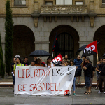 sabadell-salamanca,http://www.facebook.com/pages/Anarquistas/378066755607147 Concentración en solidaridad con los cinco de Sabadell  sabadell-salamanca      A las 20h del sábado, unas decenas de solidarios han pedido la liberación de los 5 anarquistas detenidos en Sabadell. Esta concentración convocada por CNT, ha durado alrededor de una hora a pesar de la intensa lluvia.  Durante la protesta se han cantado consignas como “Absolución anarquistas detenidos”, “Abajo los muros de las prisiones” o “Vuestra represión, no nos amedrenta, la historia se escribe con desobediencia”. El acto ha estado seguido de una alta presencia policial y no se han registrado incidentes. Tras darse a conocer el caso a la población salmantina se ha desconvocado la concentración, después de leerse el comunicado.  Para más información del caso: www.freedomforthefive.wordpress.com     sabadell  http://salamanca.cnt.es/2013/07/13/varias-decenas-de-companers-se-solidarizan-con-los-5-anarquistas-detenidos-en-barcelona/ 