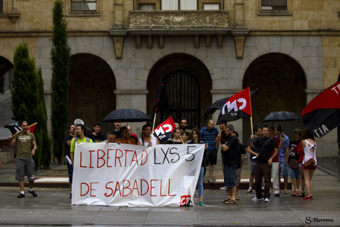 sabadell,http://www.facebook.com/pages/Anarquistas/378066755607147 Concentración en solidaridad con los cinco de Sabadell  sabadell-salamanca      A las 20h del sábado, unas decenas de solidarios han pedido la liberación de los 5 anarquistas detenidos en Sabadell. Esta concentración convocada por CNT, ha durado alrededor de una hora a pesar de la intensa lluvia.  Durante la protesta se han cantado consignas como “Absolución anarquistas detenidos”, “Abajo los muros de las prisiones” o “Vuestra represión, no nos amedrenta, la historia se escribe con desobediencia”. El acto ha estado seguido de una alta presencia policial y no se han registrado incidentes. Tras darse a conocer el caso a la población salmantina se ha desconvocado la concentración, después de leerse el comunicado.  Para más información del caso: www.freedomforthefive.wordpress.com     sabadell  http://salamanca.cnt.es/2013/07/13/varias-decenas-de-companers-se-solidarizan-con-los-5-anarquistas-detenidos-en-barcelona/ 